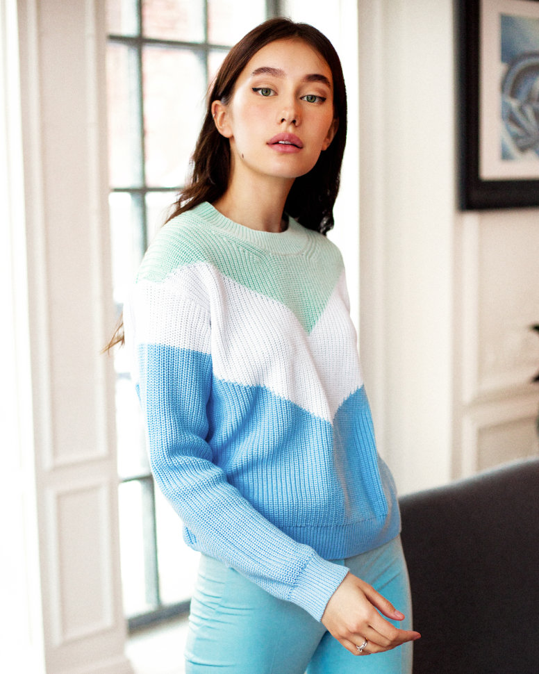 Трехцветный свитер спицами